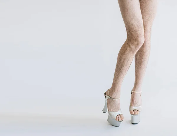 Peludas pernas de salto alto em calcinha rosa isolado no fundo branco — Fotografia de Stock