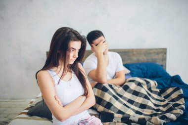 Kız adamdan rahatsız olmuş durumda. Aile kavgası.