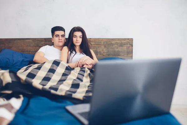Una pareja amorosa viendo una película en un portátil — Foto de Stock