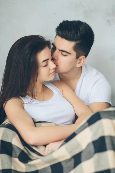 Um casal apaixonado senta-se em um fundo leve. Compreensão mútua, amor e apoio. Somos felizes juntos. — Fotografia de Stock