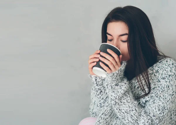 Mladá dívka pije lahodné nádobí kávy a přemýšlí o plánech na den — Stock fotografie
