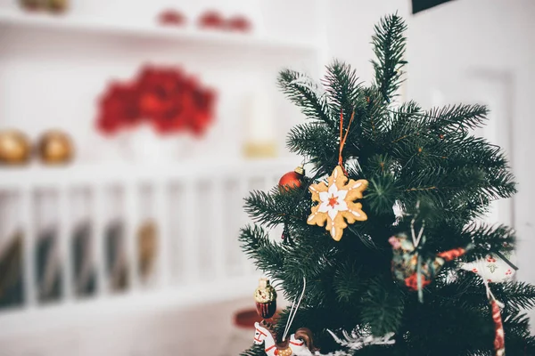 Beyaz odada üzerinde süsleme olan Noel ağacı resmi. Arka plan bulanık. Yeni yıl hazırlığı.
