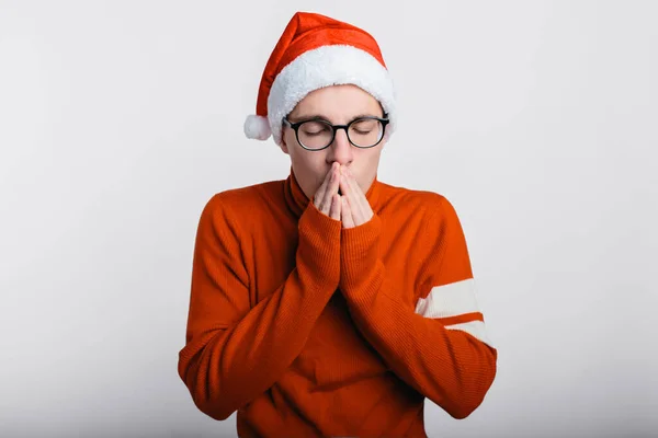 Portrait of man dressed in Christmas red hat in cold isolated — Stock Photo, Image