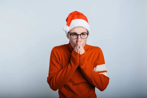 Portret van de mens gekleed in Kerst rode hoed in koude geïsoleerde — Stockfoto