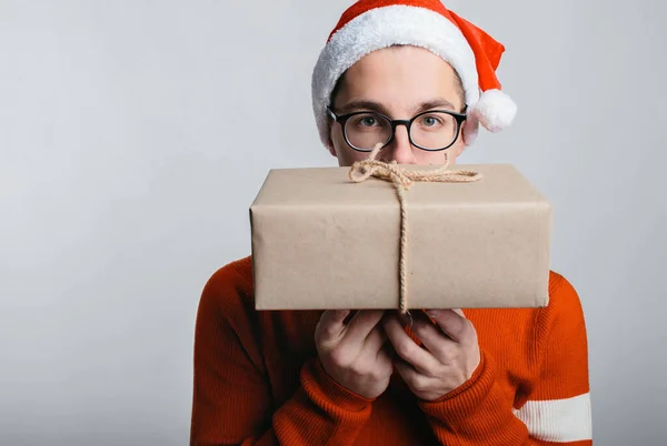 Geschenk in de mannen handen op een witte achtergrond — Stockfoto