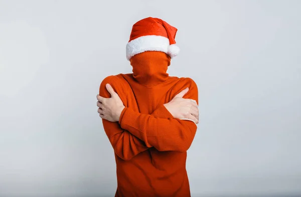 Portret van de mens gekleed in Kerst rode hoed in koude geïsoleerde — Stockfoto