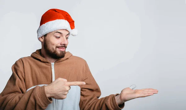 Glimlachende man met open handpalm met kopieerruimte voor product. geïsoleerd — Stockfoto