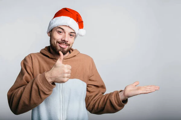 Glimlachende man met open handpalm met kopieerruimte voor product. geïsoleerd — Stockfoto