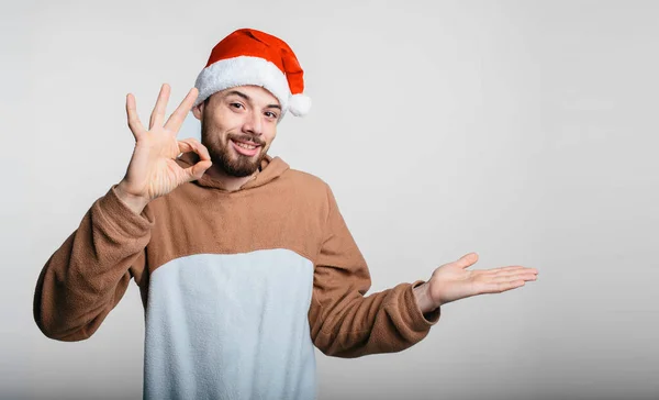 Smilende mann med åpen håndflate med kopiplass til produktet. Isolert – stockfoto