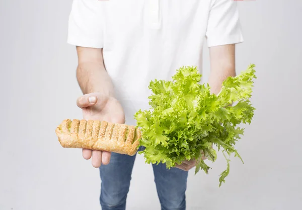 Man met salades en Vegan Pie, sluiten. concept. Superfoods — Stockfoto