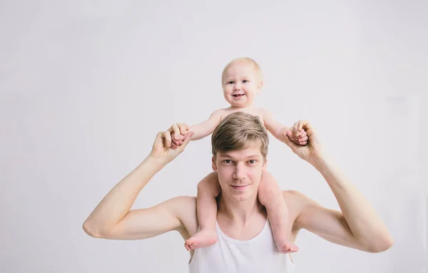 Muž hraje se svým dítětem na bílém pozadí — Stock fotografie