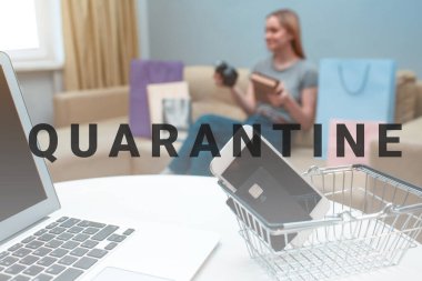 Evde online alışveriş. Satın alma geçmişi olan bir kadının kredi kartı, akıllı telefon ve dizüstü bilgisayarı