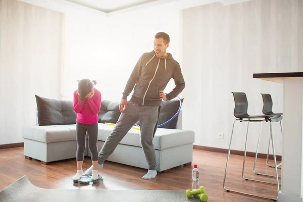 Minceur. Père et fille sont pesés sur des balances domestiques intérieures. Moments drôles et joyeux s'amuser en famille. Alimentation, bonne nutrition et mode de vie sain concept . — Photo