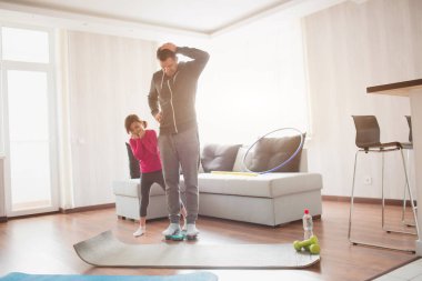 Zayıflama. Baba ve kızı ev içi terazilerle tartılır. Komik ve neşeli anlar ailede eğleniyor. Diyet, düzgün beslenme ve sağlıklı yaşam tarzı konsepti.