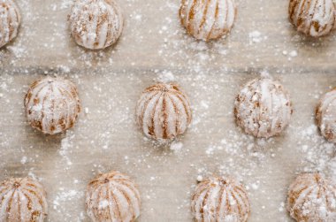 kek pişirme kağıt üzerine pudra şekeri serpilir. Tatlı kahvaltı snack için