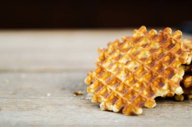 ev yapımı taze gözleme ahşap masa siyah arka plan üzerine yığılmış