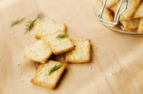 Snacks con sal, sésamo y verduras en tarro sobre una mesa de madera —  Fotos de Stock