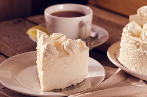 Un morceau de gâteau avec de la crème blanche sucrée sur l'assiette. Filtre Instagram, tonifiant — Photo