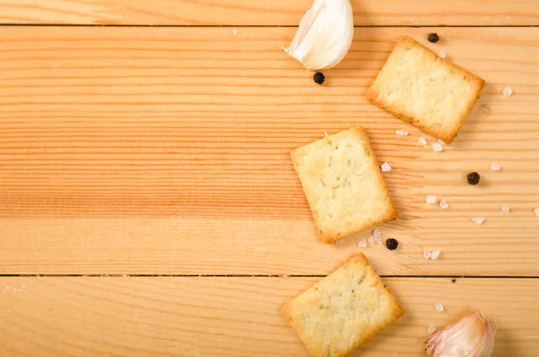 Aperitivos salados con pimienta, sal, verduras sobre mesa de madera. Contexto —  Fotos de Stock