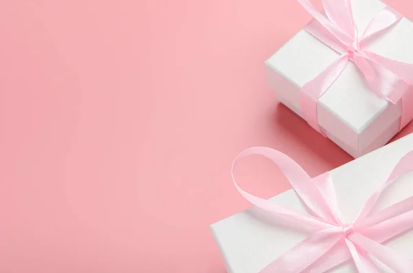 Caixa Presente Branca Fundo Rosa Com Uma Fita Rosa Presente — Fotografia de Stock