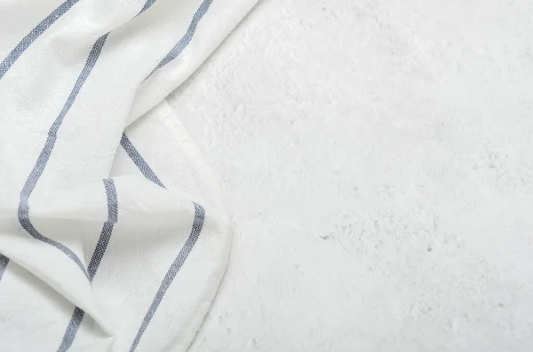 Toalla blanca limpia sobre un fondo de piedra gris claro. Cocina minimalista — Foto de Stock