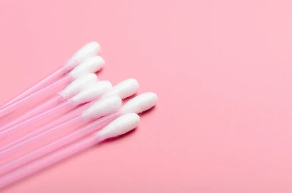 Bavlněné Pupeny Růžovém Pozadí Hygienické Zásoby Nástroj Pro Krásu Horní — Stock fotografie