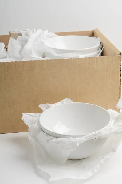 Tigela Branca Sobre Fundo Branco Com Caixa Papelão Embalagem Mudança — Fotografia de Stock