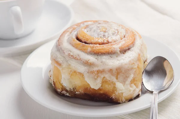 Bollo Canela Caliente Con Glaseado Cremoso Azúcar Plato Blanco Desayuno — Foto de Stock