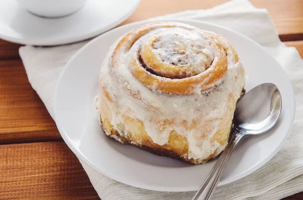 Heißes Zimtbrötchen Mit Zuckercremezucker Auf Weißem Teller Auf Holztisch Und — Stockfoto