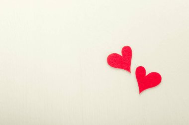 Beyaz arka planda iki kırmızı kupa, Appque. Üst görünüm, düz görünüm, kopyalama alanı.