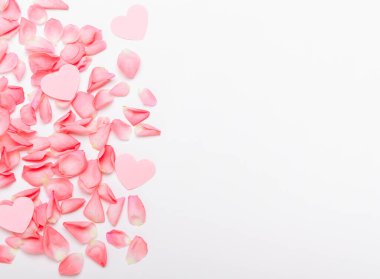 Pembe güllerin ve kalplerin kompozisyonu. Bayram kadınları, sevgililer günü, anneler günü için çiçek arkaplanı. Boşluğu kopyala, üst görünüm, düz uzanma.
