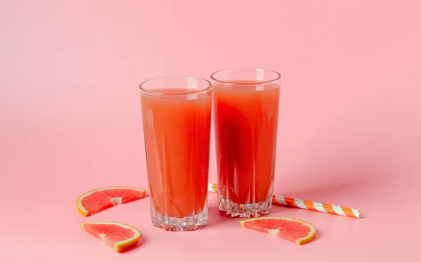 Refreshing Grapefruit Juice Straws Pink Background Grapefruit Slices Summer Refreshing — Stock Photo, Image