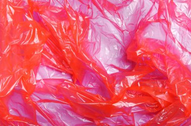 Kırmızı paket, paket, polipropilen, mavi arka planda plastik ambalaj. Plastik kirliliği kavramı. Üst görünüm, düz görünüm, doku