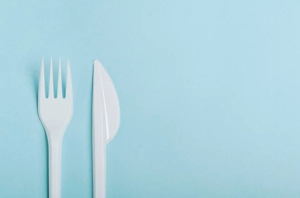 Fourchette Couteau Jetables Plastique Blanc Sur Fond Bleu Concept Plats — Photo