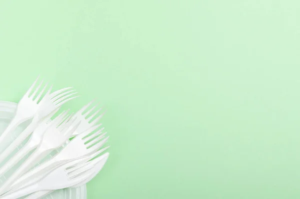 Plastic Forks Green Background Concept Dishes Plastic Pollution Copy Space — Stock Photo, Image
