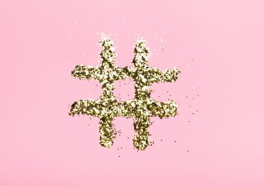 Pembe arka planda ışıldayan etiket. Çevrimiçi teknoloji konsepti, yaratıcılık, sanatçı, güzellik, sosyal medya pazarlaması. Üst manzara, düz uzanma