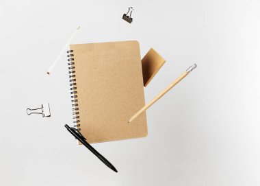 Kırtasiye seti. Not defteri, kalem, çıkartma ve klasörlerin kaldırılması. Defter ve notlara boşluk kopyala. Yazma araçları. Ofis malzemeleri. Gri arkaplanda izole edilmiş.