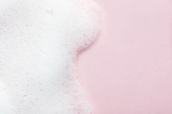 Liquido Schiumogeno Sfondo Rosa Sfondo Schiuma Cosmetica Con Spazio Copia — Foto Stock