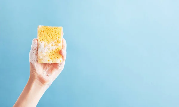 Leuchtend Gelbes Waschlappen Frauenhand Schwamm Mit Schaumstoff Isoliert Auf Blauem — Stockfoto