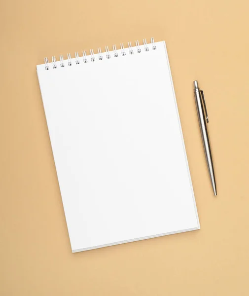 白色笔记本 底色为褐色 钢笔为钢制 节省空间 顶视图 平面布局 — 图库照片