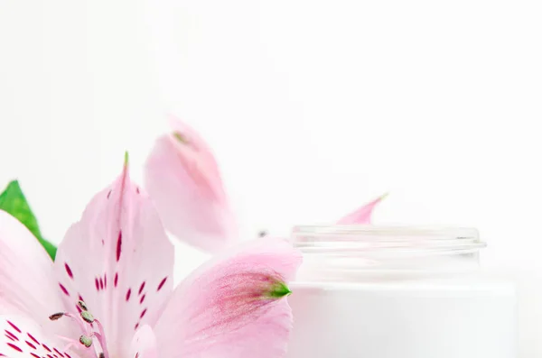 Gezichtscrème Witte Pot Een Witte Achtergrond Met Roze Bloemen Onderwerp Stockfoto