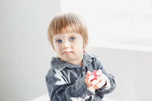 Niedlicher kleiner Junge — Stockfoto