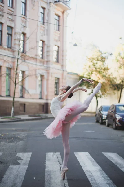 芭蕾舞女演员在街道上执行 — 图库照片