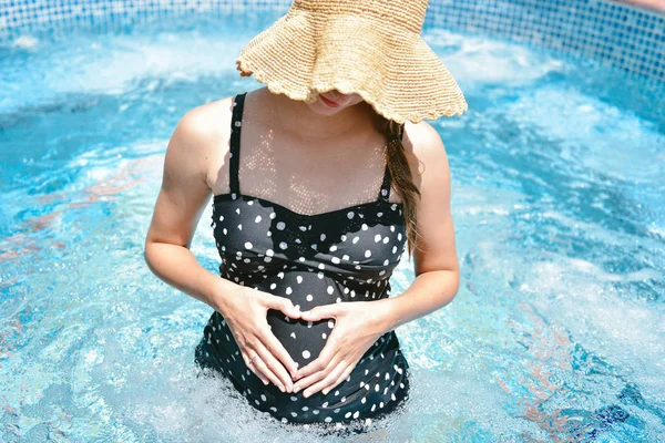 Беременная женщина в бассейне — стоковое фото
