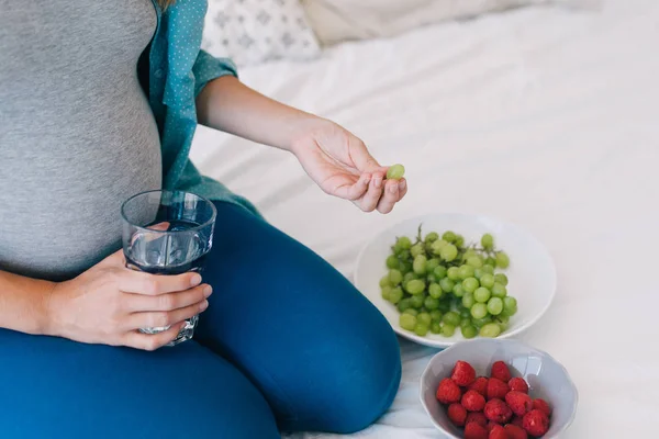 Zwangere vrouw eten vruchten — Stockfoto
