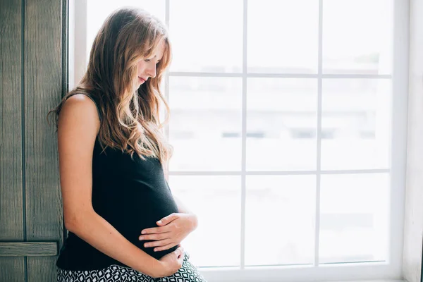 Jonge zwangere vrouw — Stockfoto