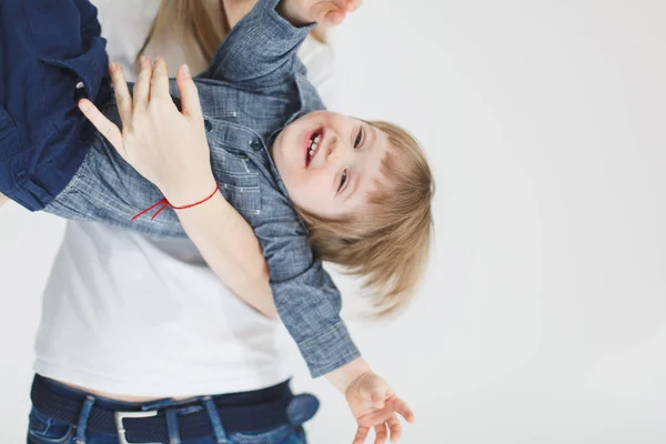 Madre jugando con bebé niño — Foto de Stock