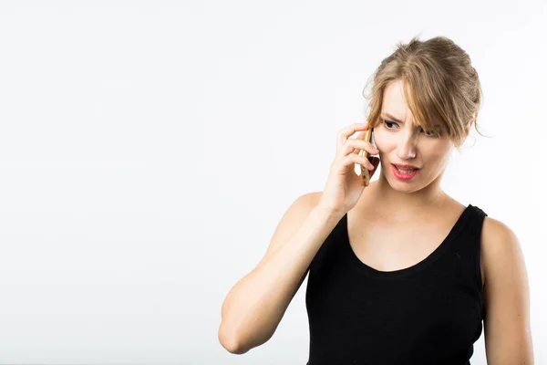 Kobieta rozmawia przez telefon komórkowy — Zdjęcie stockowe