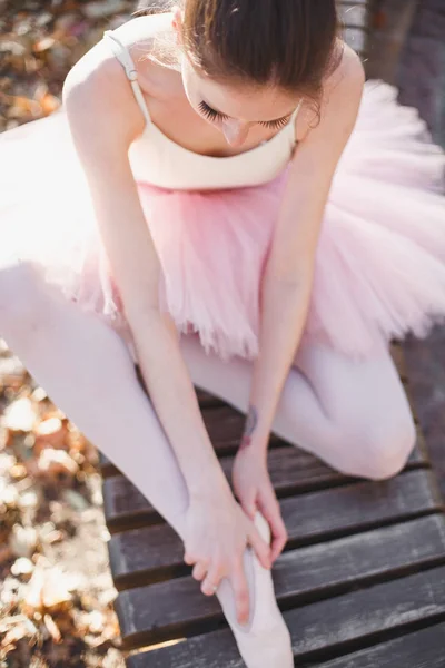 年轻和优雅的芭蕾舞演员 — 图库照片