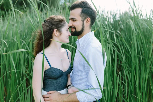 Счастливая пара в траве — стоковое фото
